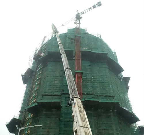 平阳吊车在工地上作业